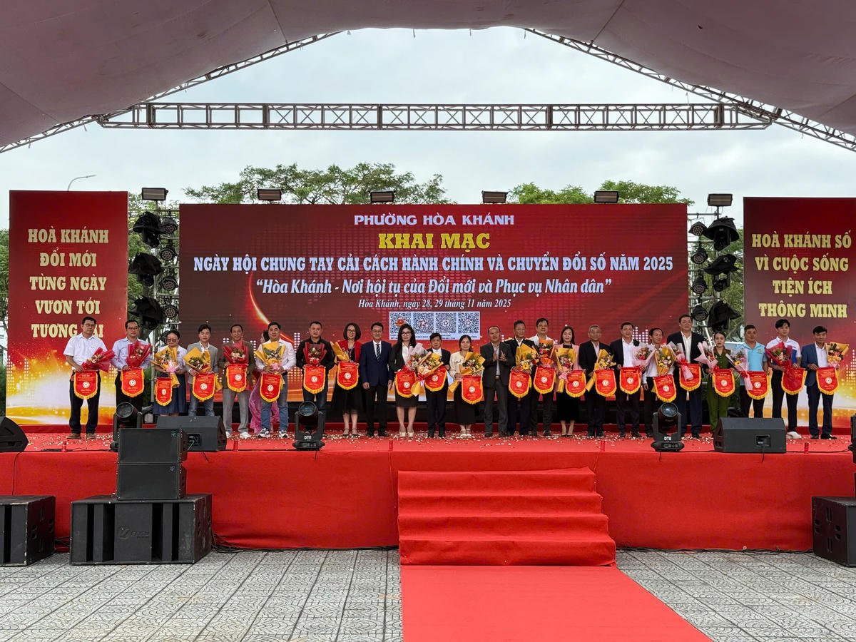 Öppningsceremoni för festivalen för administrativ reform och digital transformation i Hoa Khanh-distriktet. Foto: Nguyen Tu.