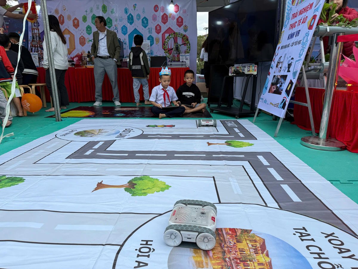 Eleverna upplever teknikaktiviteter. Foto: Nguyen Tu.