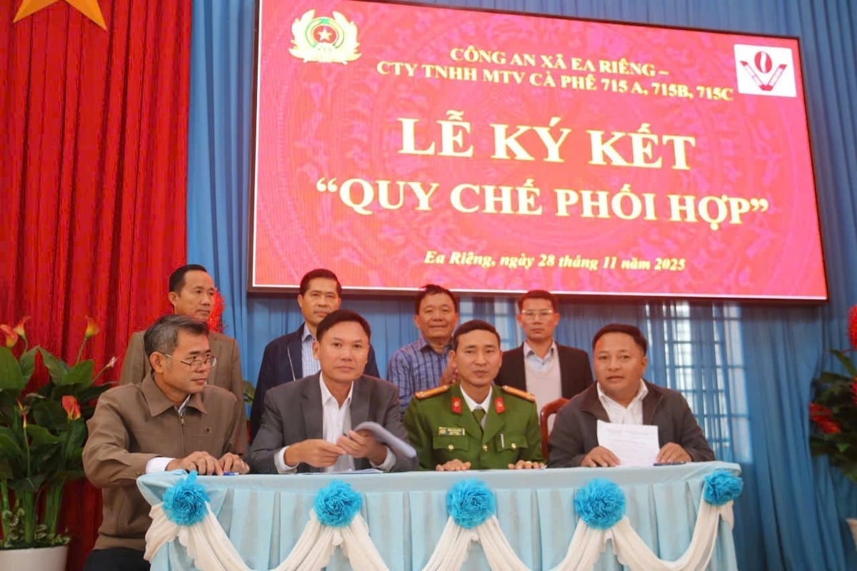 Los líderes de la empresa firmaron un contrato con la Policía de la Comuna de Ea Rieng. Foto: Ngoc Thang. Lãnh đạo các Công ty ký kết với Công an xã Ea Riêng. Ảnh: Ngọc Thăng.