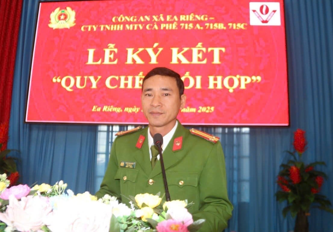 El Sr. Dinh Xuan Bien, subjefe de la Policía de la Comuna de Ea Rieng, intervino en la ceremonia de firma. Foto: Ngoc Thang. Ông Đinh Xuân Biên, Phó Trưởng Công an xã Ea Riêng phát biểu tại lễ ký kết. Ảnh: Ngọc Thăng.