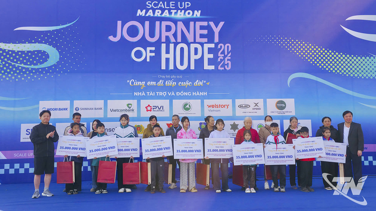 Vertegenwoordigers van de provincieleiders van Thai Nguyen en Samsung Electronics Vietnam - Thai Nguyen Company Limited overhandigden geschenken aan kinderen die in moeilijke omstandigheden leven.