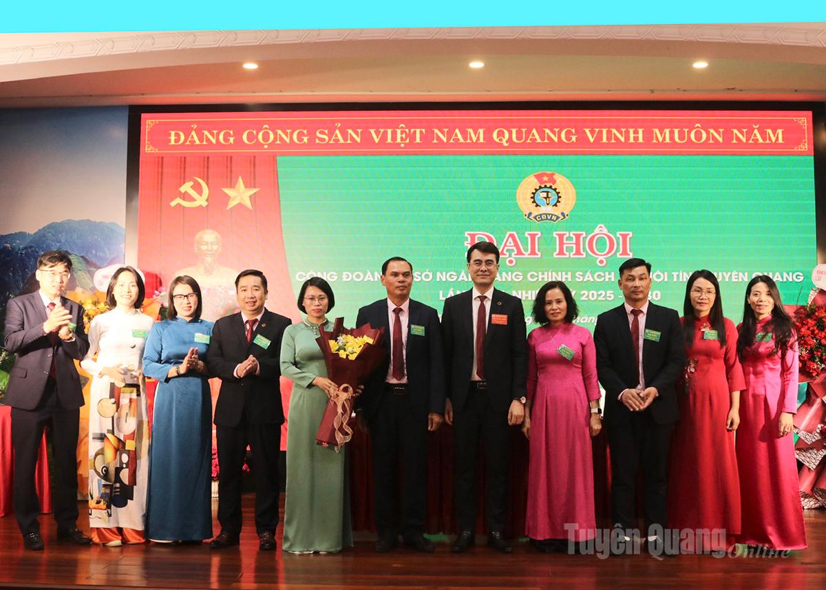 ថ្នាក់ដឹកនាំធនាគារវៀតណាមសម្រាប់គោលនយោបាយសង្គម និងថ្នាក់ដឹកនាំធនាគារខេត្តសម្រាប់គោលនយោបាយសង្គមបានថ្វាយកម្រងផ្កាអបអរសាទរគណៈកម្មាធិការប្រតិបត្តិថ្មីនៃសហភាពពាណិជ្ជកម្មសម្រាប់អាណត្តិ 2025-2030។