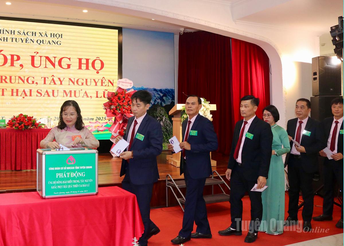 ប្រតិភូ​ចុះ​ជួយ​ប្រជាពលរដ្ឋ​តាម​ខេត្ត​ដែល​រង​ការ​ខូចខាត​ធ្ងន់​ដោយសារ​ទឹកជំនន់។