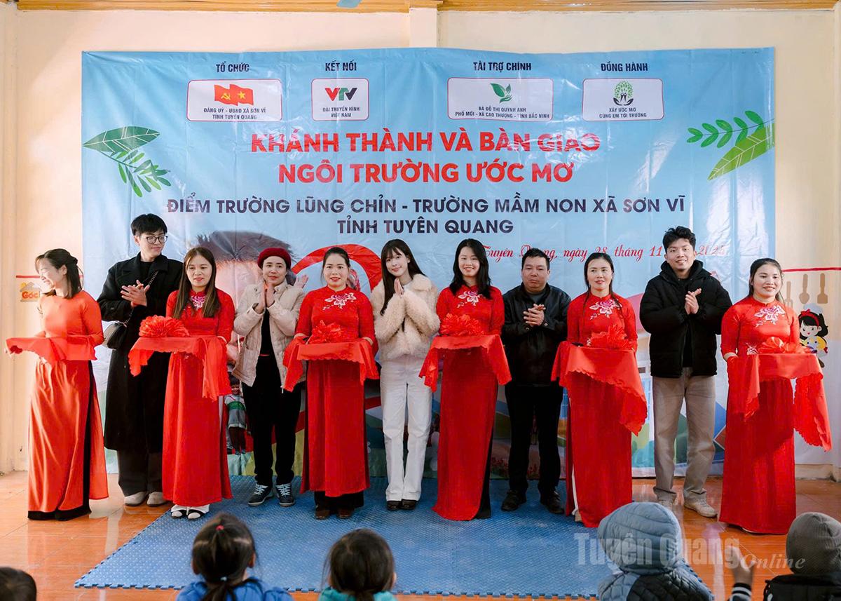 Školu slavnostně otevřeli sponzoři.