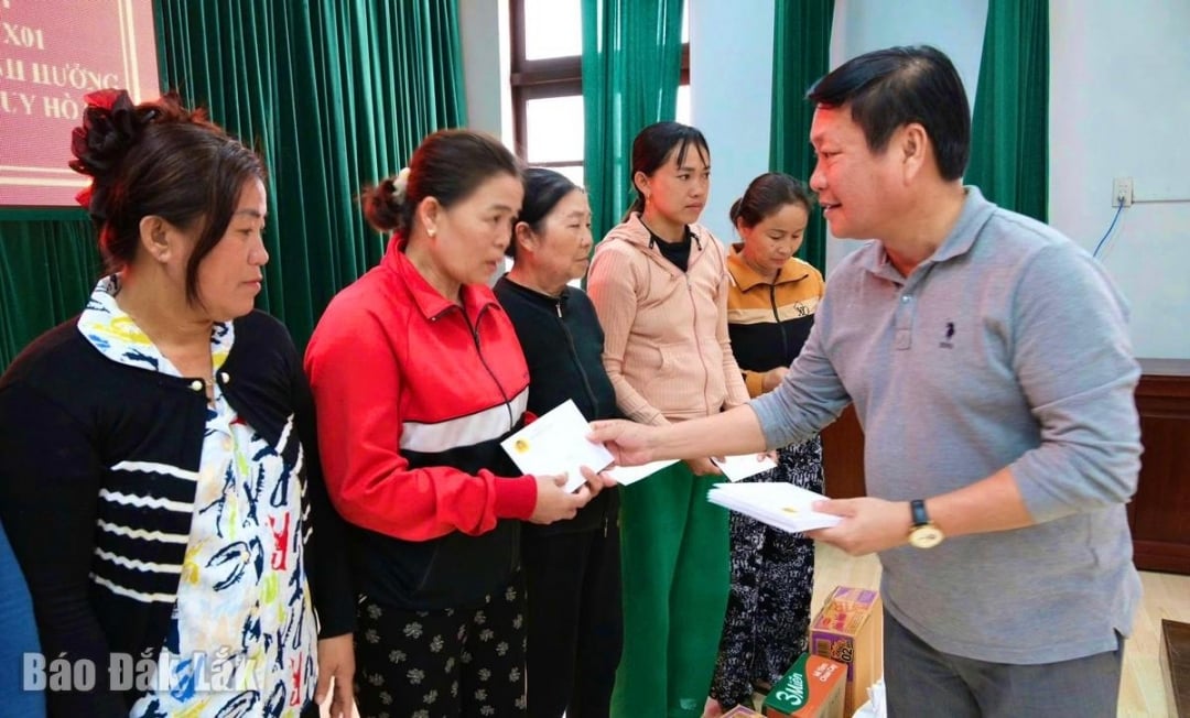 O coronel Nguyen Thai Hoang visitou e entregou presentes às pessoas afetadas pelas inundações no bairro de Tuy Hoa.