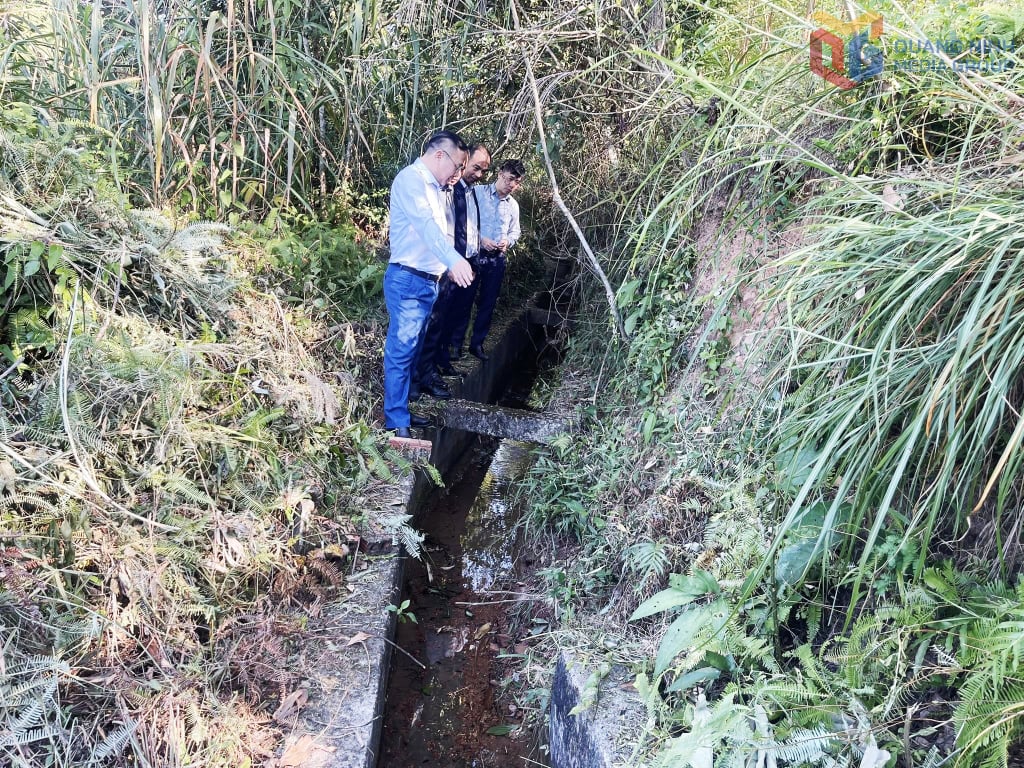 Οι ηγέτες της κοινότητας Χάι Νιν ζήτησαν από τον εργολάβο να επιταχύνει την ανακαίνιση και αναβάθμιση 3 καναλιών άρδευσης για την εξυπηρέτηση της παραγωγής του λαού.