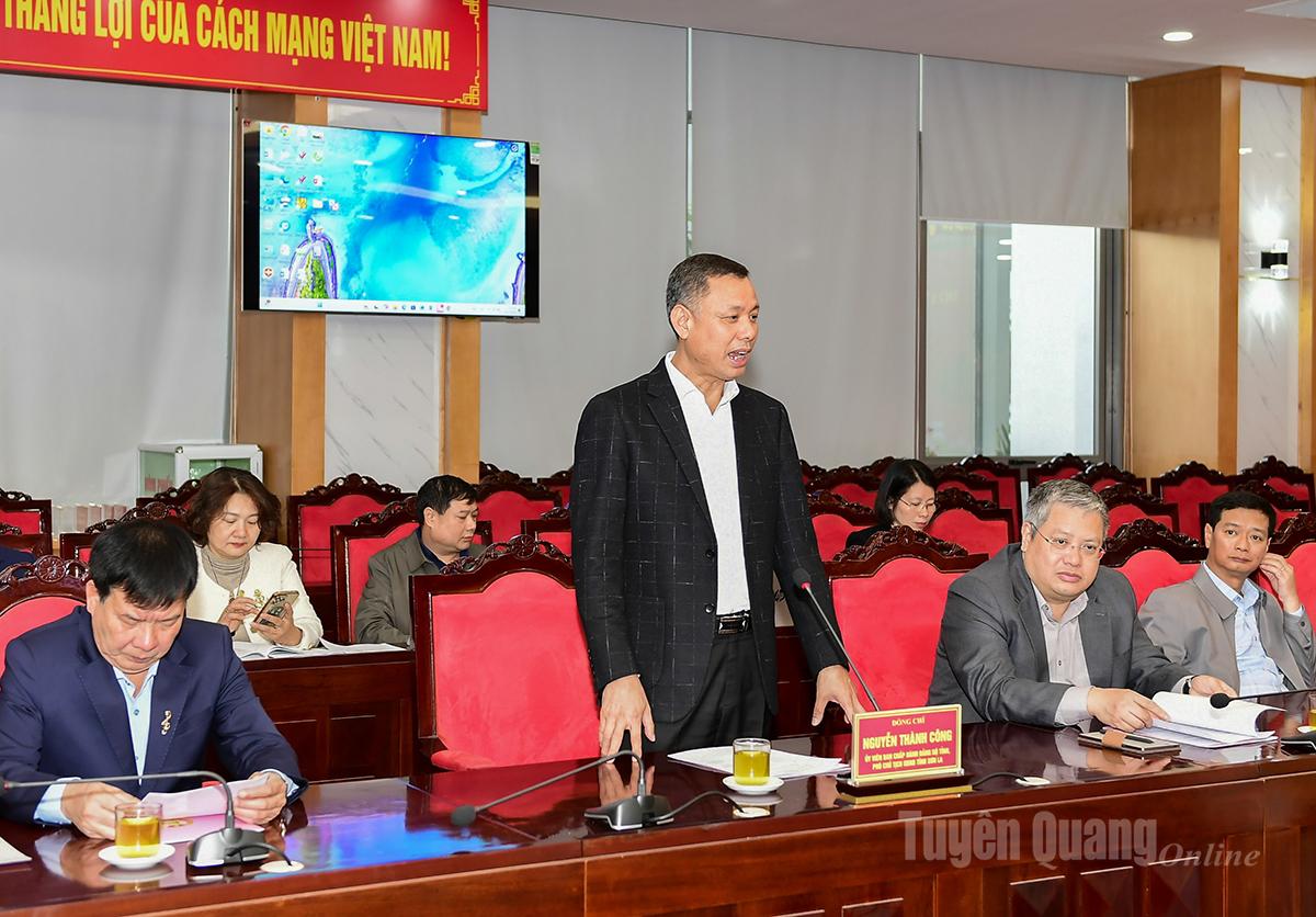 សមមិត្ត Nguyen Thanh Cong អនុប្រធានគណៈកម្មាធិការប្រជាជនខេត្ត Son La ថ្លែងមតិក្នុងកិច្ចប្រជុំ។