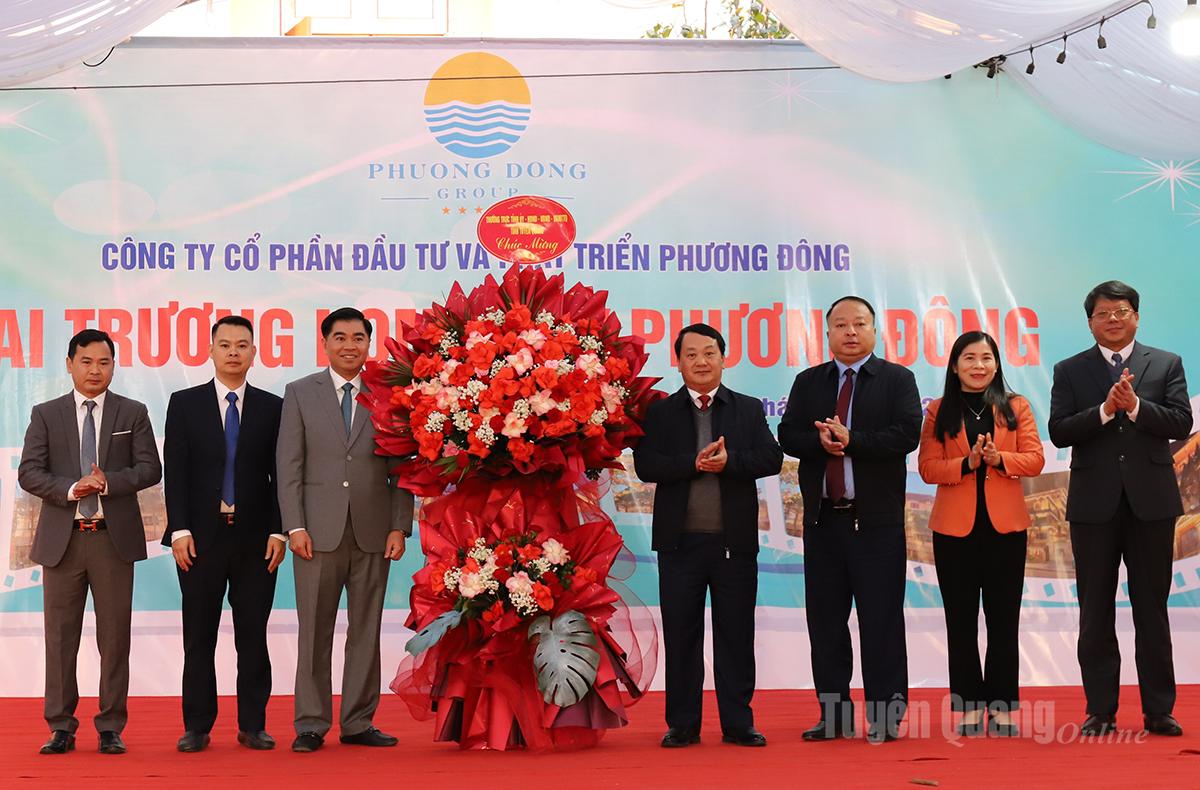 Provinční představitelé darovali květiny k otevření Phuong Dong Homestay.