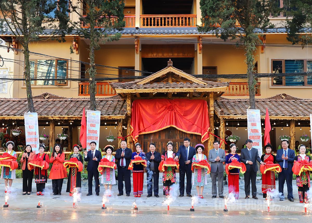 Provinční představitelé přestřihli pásku u příležitosti slavnostního otevření Phuong Dong Homestay.