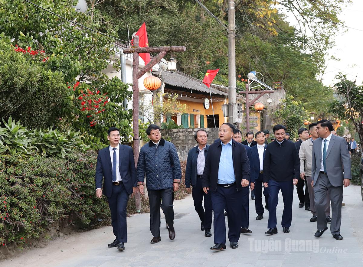 Předseda provinčního lidového výboru Phan Huy Ngoc a provinční představitelé si prohlédli pěší zónu obce Dong Van.