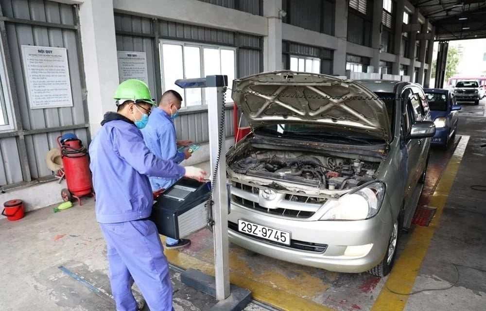 Începând cu 1 martie 2026, va intra oficial în vigoare foaia de parcurs pentru aplicarea reglementărilor tehnice naționale privind emisiile vehiculelor în traficul rutier. Foto: Pham Thieu. Từ ngày 1/3/2026, quy định lộ trình áp dụng quy chuẩn kỹ thuật quốc gia về khí thải xe ô tô tham gia giao thông đường bộ sẽ chính thức có hiệu lực. Ảnh: Phạm Thiệu.