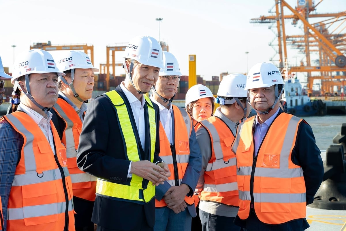 Đoàn giám sát của Quốc hội về 'Việc thực hiện chính sách, pháp luật về bảo vệ môi trường trong phát triển bền vững kinh tế biển và kinh tế tuần hoàn' do Phó Chủ tịch Quốc hội Lê Minh Hoan làm trưởng đoàn đã đi khảo sản và làm việc tại cảng Container Quốc tế Hateco thuộc Cụm cảng Lạch Huyện. Ảnh: Khương Trung.