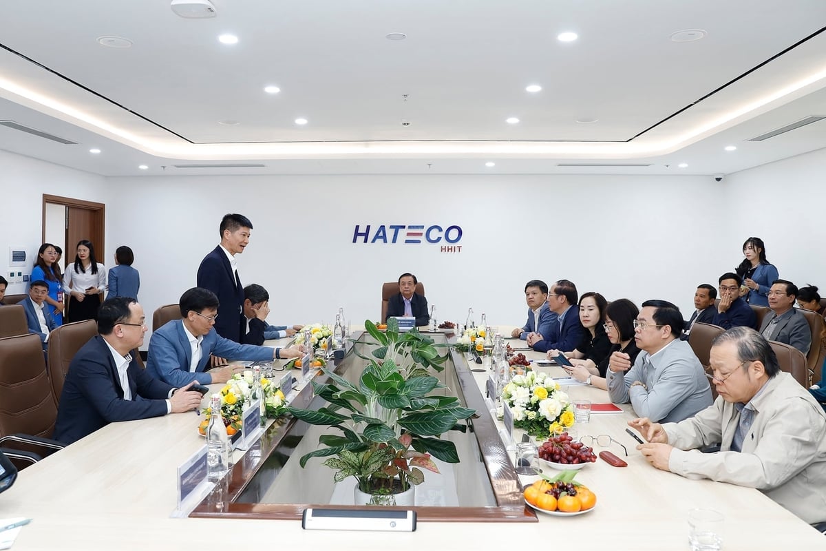 Ông Nguyễn Văn Tiến - Tổng Giám đốc Công ty Cảng containet quốc tế Hateco Hải Phòng báo cáo tại buổi làm việc. Ảnh: Khương Trung.