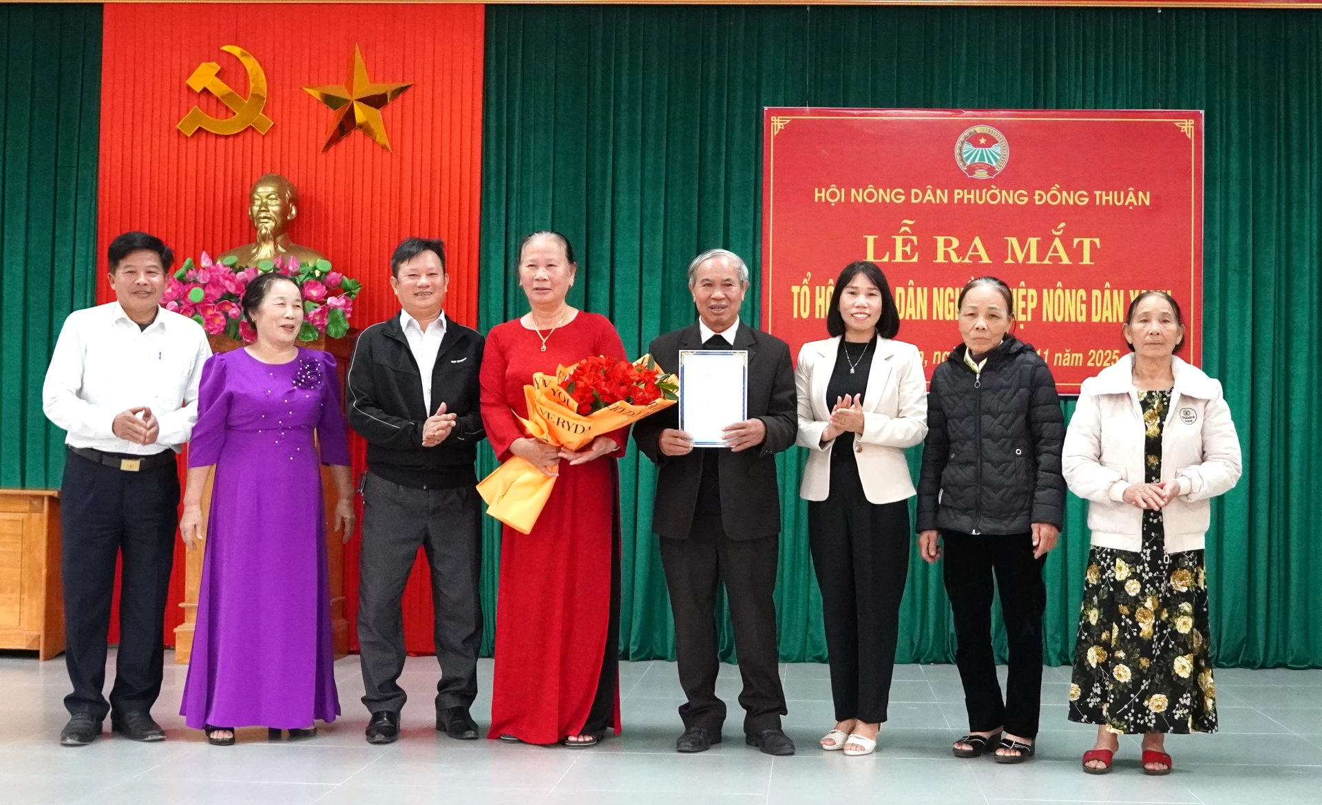 Представники Комітету Вітчизняного фронту В'єтнаму району Донг Тхуан вручили рішення та квіти, щоб привітати Професійну асоціацію фермерів «Зелені фермери». Фото: Х.Тр.