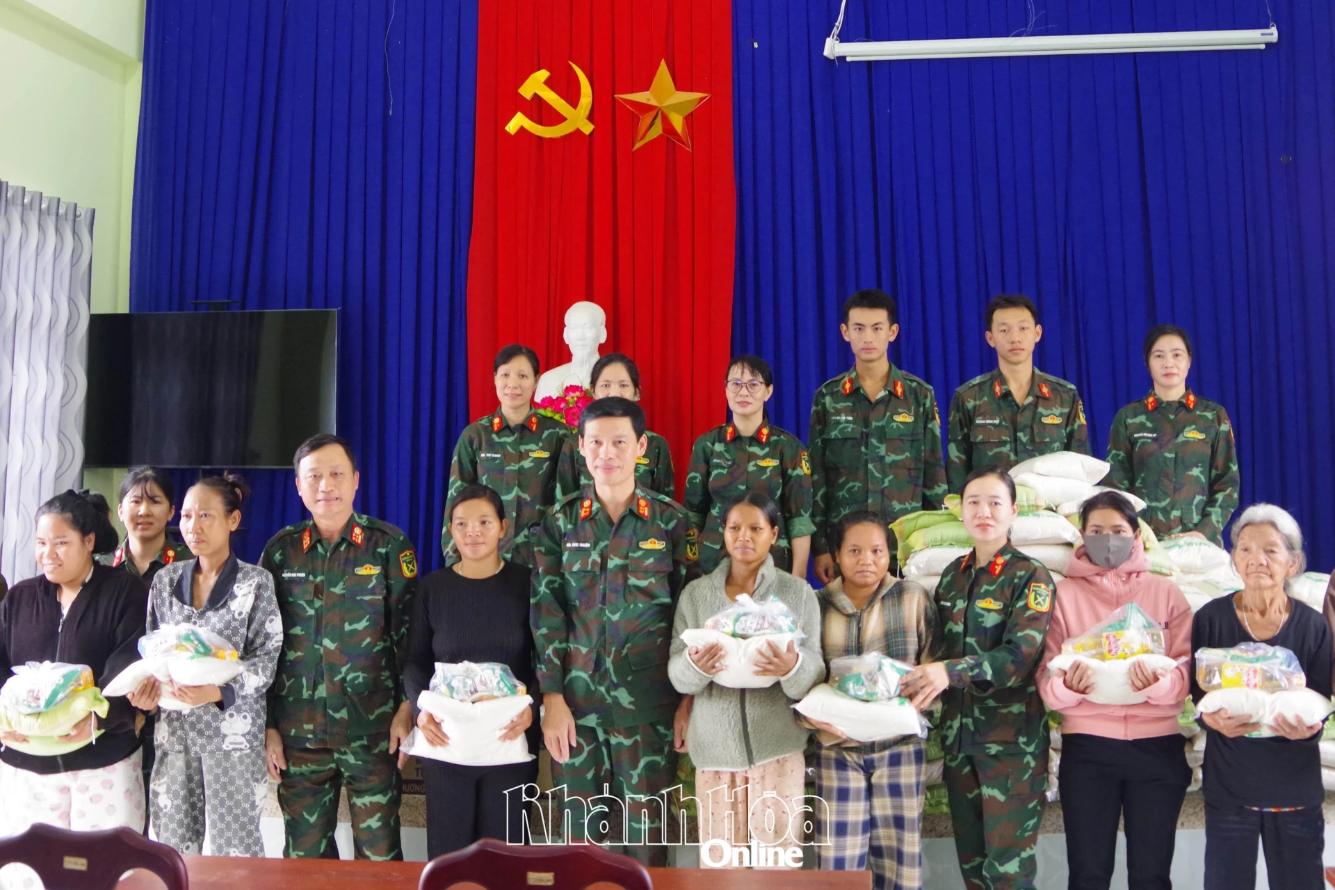 Đoàn công tác trao quà cho người dân xã Tây Khánh Vĩnh.