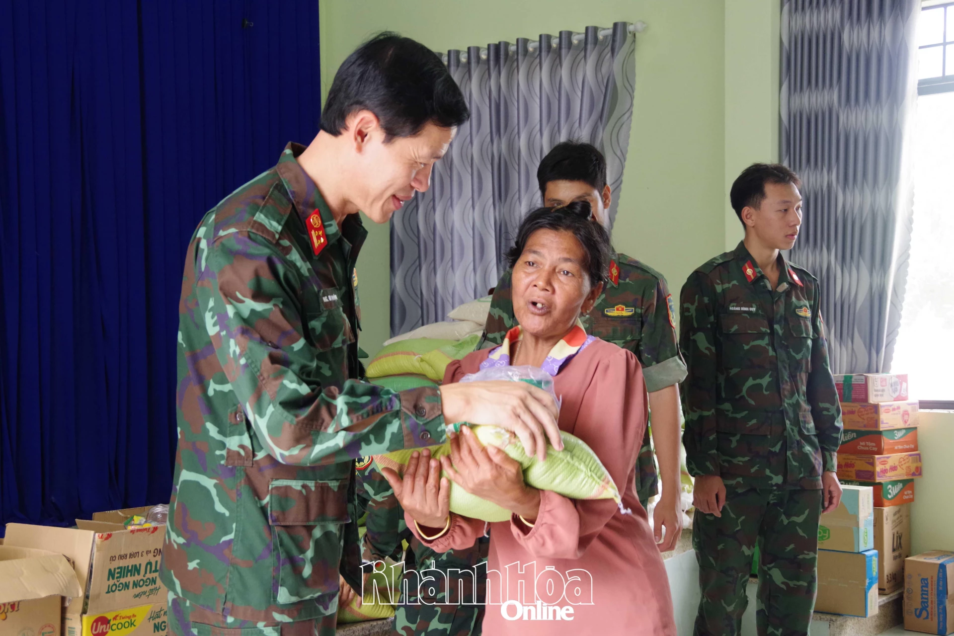 Đại tá Nguyễn Đức Thuận trao quà cho người dân.