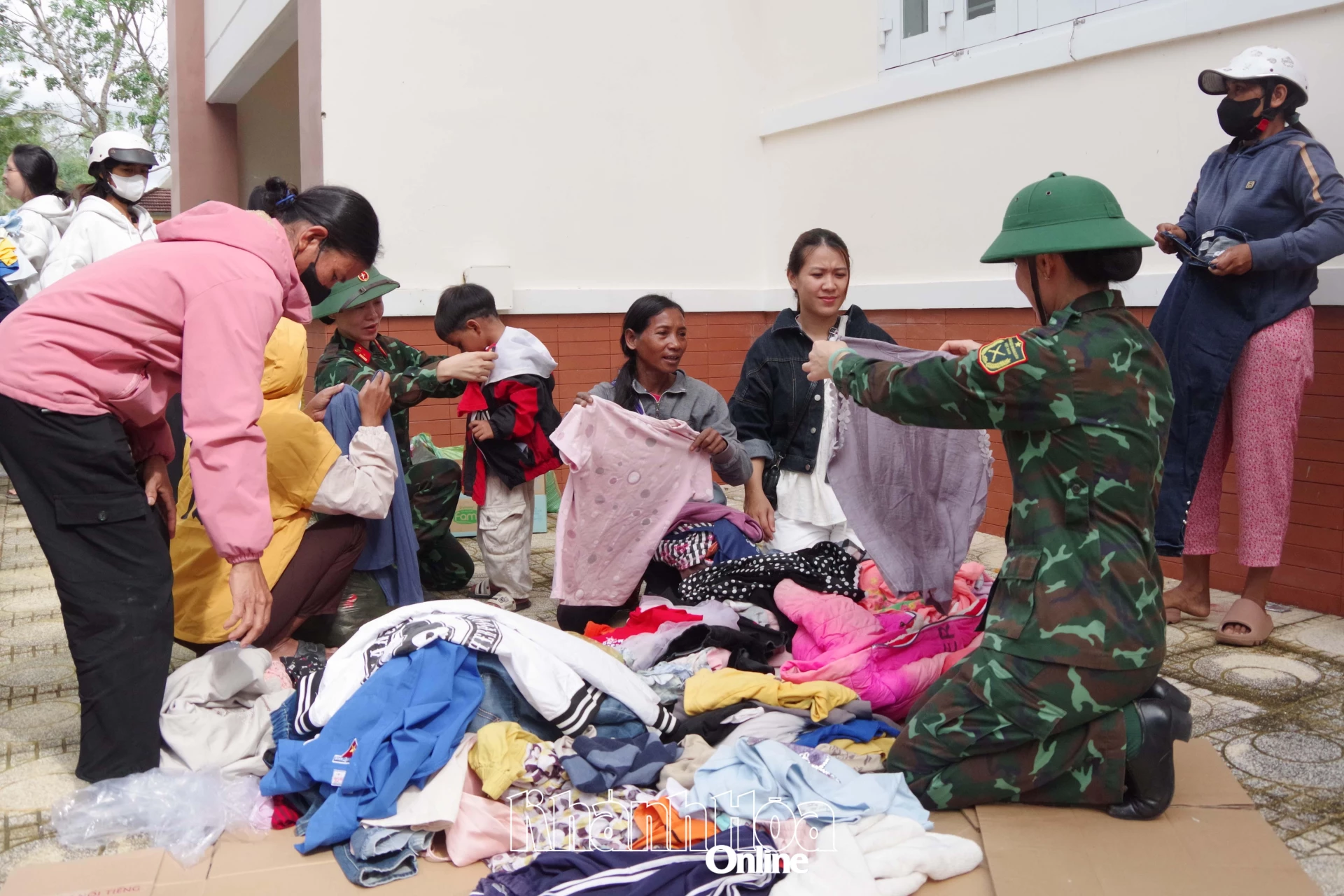 Đoàn công tác của nhà trường tặng quần áo cho người dân.