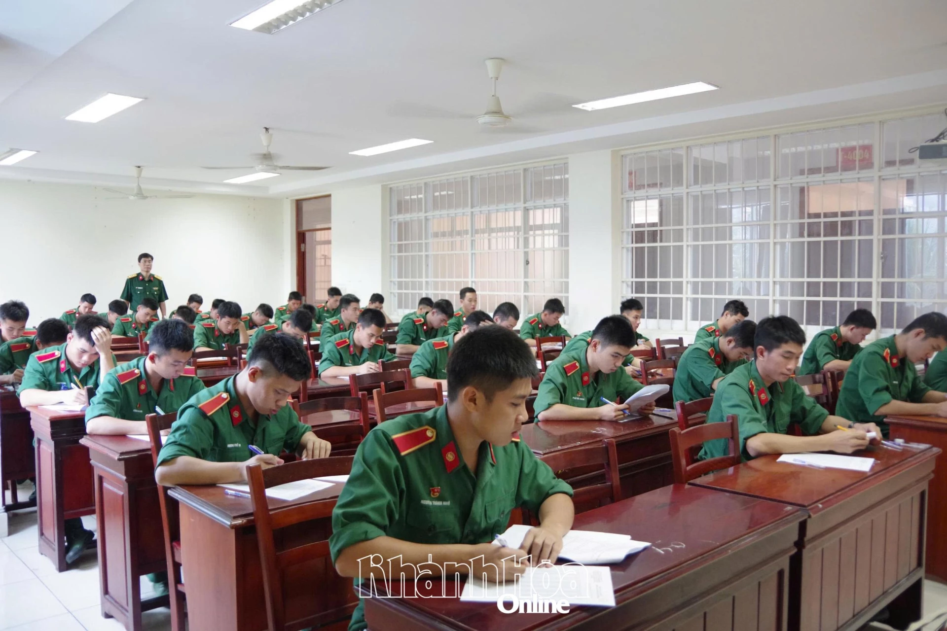 Kandidater som tar eksamen.