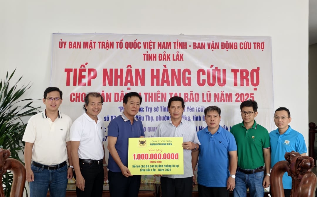 นายโง วัน ดง กรรมการผู้จัดการใหญ่บริษัท เป็นหัวหน้าคณะผู้แทนมอบความช่วยเหลือบรรเทาทุกข์แก่ประชาชนในจังหวัดดั๊กลัก