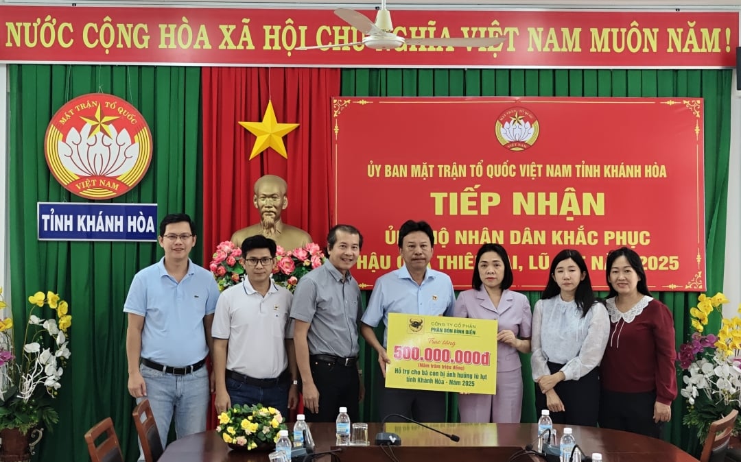 คุณฟาน วัน ทัม รองกรรมการผู้จัดการใหญ่ และคุณฟาม หง็อก ตวน กรรมการผู้จัดการ บริษัท บินห์เดียน แม่โขง มอบการสนับสนุนแก่ประชาชนในจังหวัดคั๊ญฮหว่า