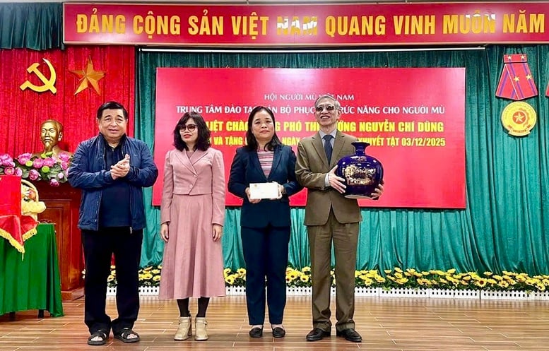 Phó Thủ tướng Nguyễn Chí Dũng thăm, tặng quà người khuyết tật- Ảnh 1.