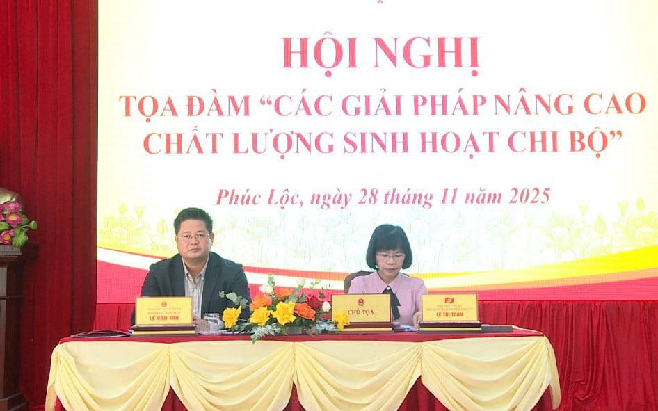 Đồng chí Lê Thị Toan - Phó Bí thư Thường trực Đảng ủy xã và đồng chí Lê Văn Thu - Phó Bí thư Đảng ủy, Chủ tịch UBND xã chủ trì Hội nghị