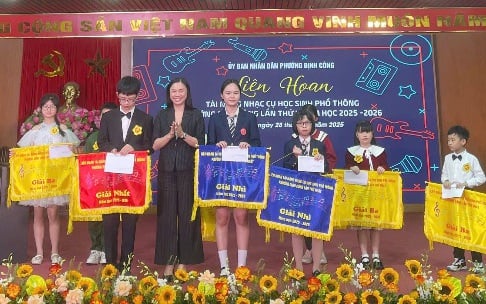 Phó Chủ tịch UBND phường Nguyễn Thị Thu Hương trao giải cho các thí sinh đạt giải Nhất và giải Nhì