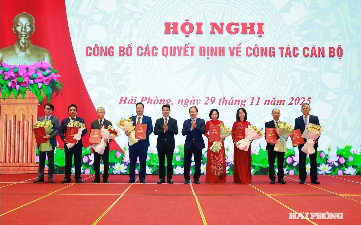 Genossen: Der Sekretär des Stadtparteikomitees, Le Tien Chau, und der Vorsitzende des Stadtvolkskomitees, Le Ngoc Chau, stellten den Beschluss des Stadtvolkskomitees vor und überreichten Blumen, um den Genossen zu gratulieren, die neue Aufgaben im Regierungssektor übernommen haben. Các đồng chí: Bí thư Thành uỷ Lê Tiến Châu, Chủ tịch UBND thành phố Lê Ngọc Châu trao quyết định của UBND thành phố và tặng hoa chúc mừng các đồng chí được điều động nhận nhiệm vụ mới thuộc khối chính quyền.