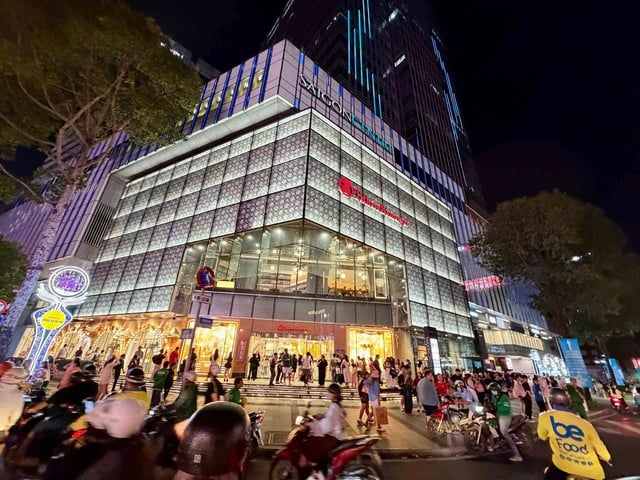 TP.HCM rộn ràng chuẩn bị mùa lễ hội cuối năm- Ảnh 1.