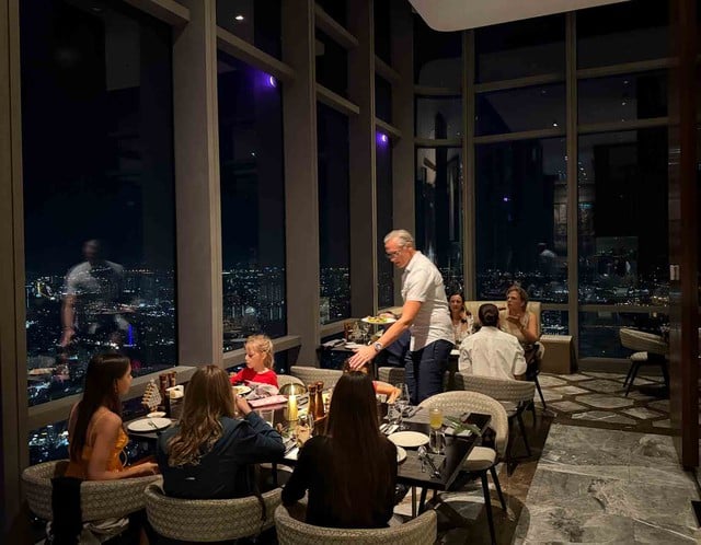 TP.HCM rộn ràng chuẩn bị mùa lễ hội cuối năm- Ảnh 2.