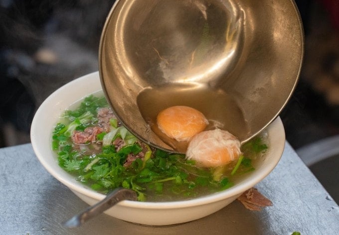 เฝอถิบโบโหะกับไข่ลวกเป็นหนึ่งในเมนูฤดูหนาวยอดนิยมของฮานอย ภาพโดย: ฮวงซาง