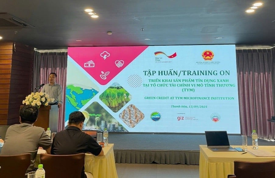 آقای فونگ دین کین - معاون مدیر کل TYM در حال سخنرانی در کلاس آموزشی TOT. عکس: TYM. Ông Phùng Định Kiện - Phó Tổng giám đốc TYM phát biểu tại lớp tập huấn TOT. Ảnh: TYM.