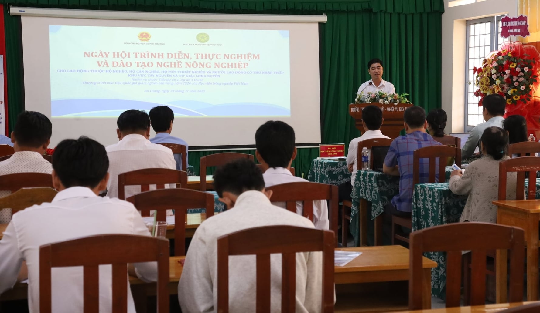 Học viện Nông nghiệp Việt Nam tổ chức 'Ngày hội trình diễn, thực nghiệm đào tạo nghề nông nghiệp cho lao động thuộc hộ nghèo, hộ cận nghèo, hộ mới thoát nghèo và người lao động có thu nhập thấp'. Ảnh: Xuân Chinh.