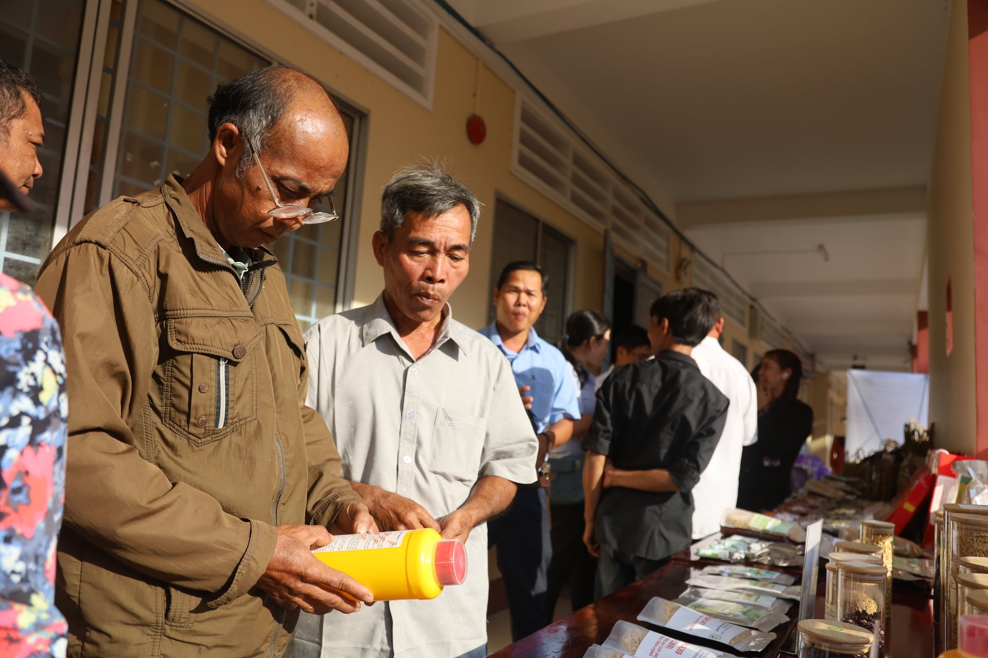 Người dân được học tập và thực hành nghề trực tiếp tại Ngày hội. Ảnh: Xuân Chinh.