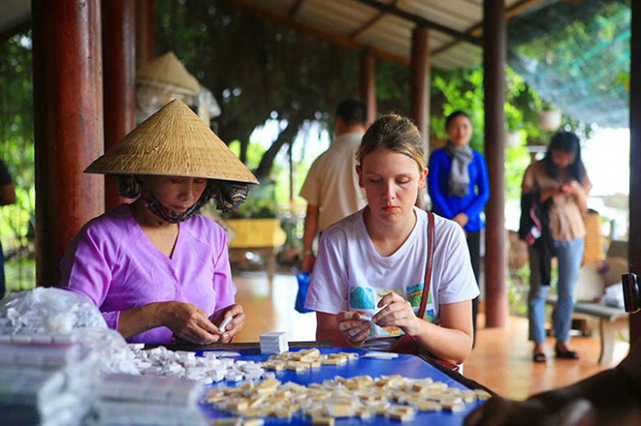 A nők gyakran jelen vannak a közösségi élményekben, közvetlenül meghatározva a látogatói élményt. (Forrás: Ben Tre Coconut Association)
