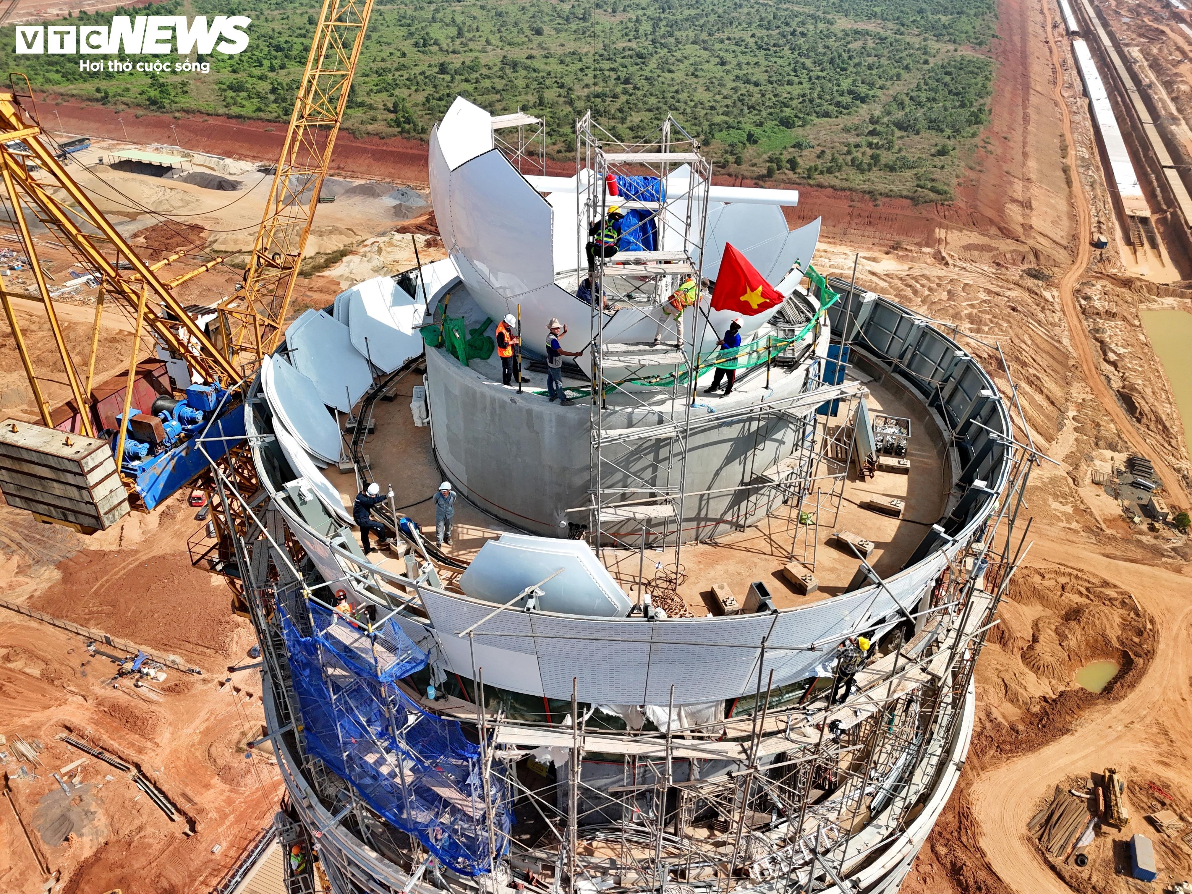 Primer plano del 'loto de acero' de 3.500 mil millones de VND en el aeropuerto de Long Thanh acelerando hacia la línea de meta - 4