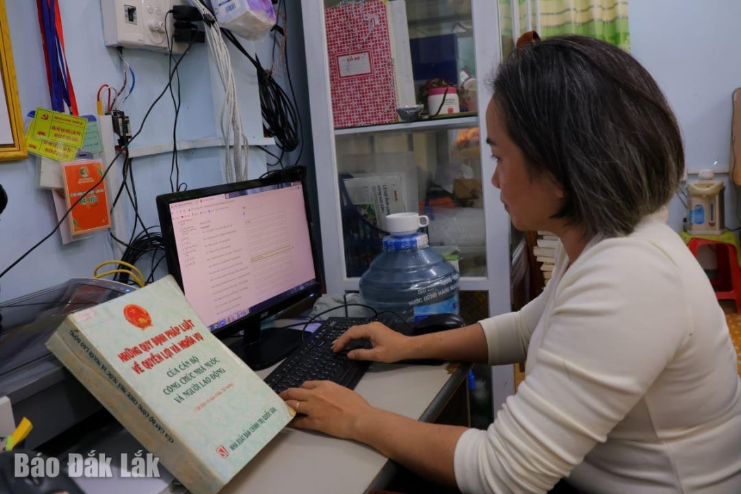 Pustakawan mengemas kini buku ke perpustakaan elektronik.