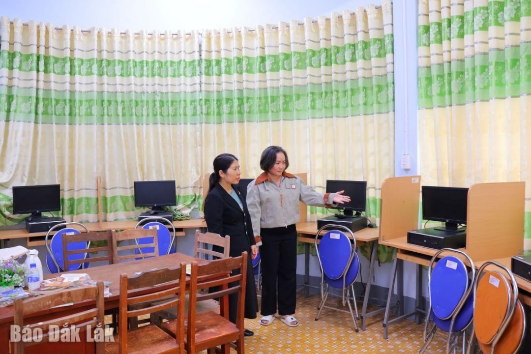 Perpustakaan komunal dilengkapi dengan komputer dan meja dan kerusi untuk melayani pembaca.