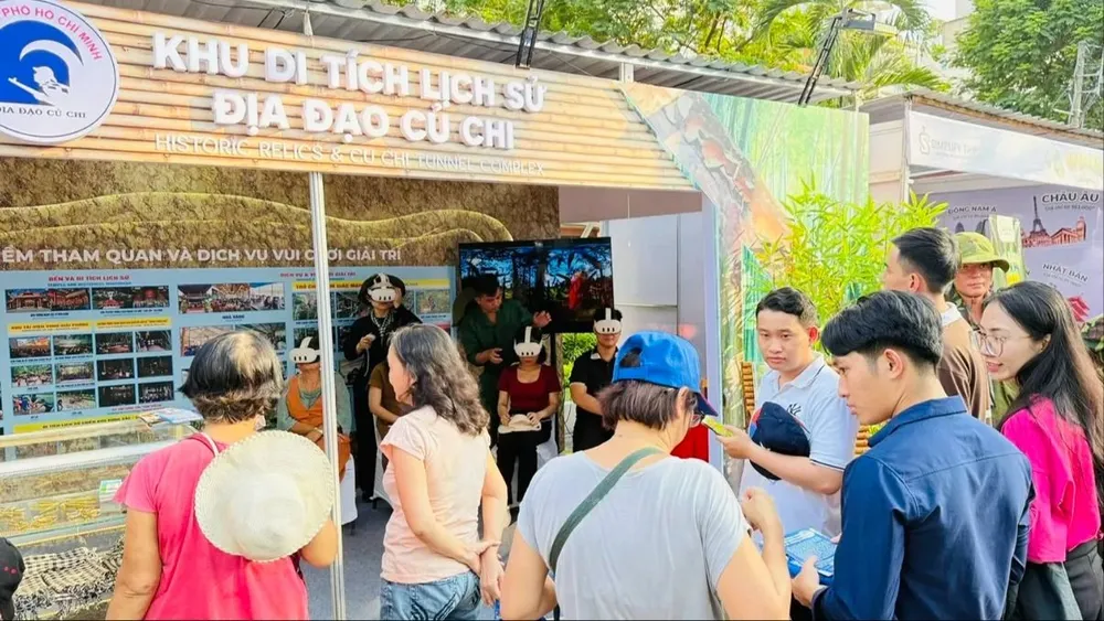 Vizitatorii află informații la standul sitului istoric al tunelurilor Cu Chi