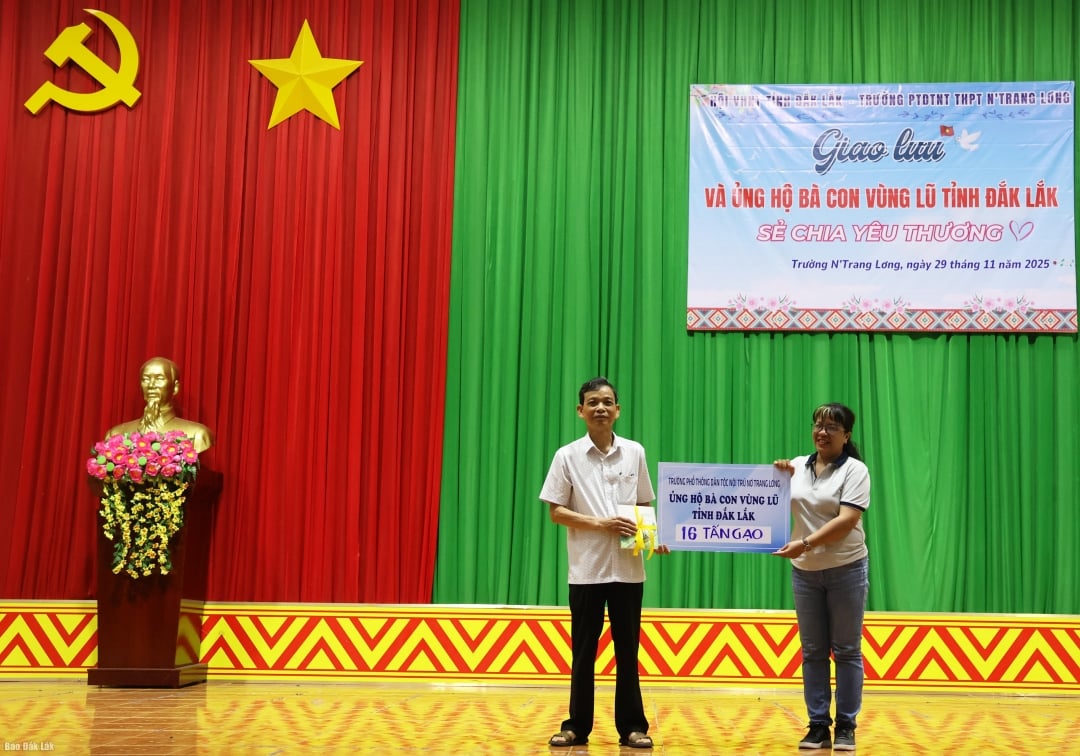 นายบุย ซวน เล ผู้อำนวยการโรงเรียนมัธยมศึกษาสำหรับชนกลุ่มน้อยนองตรังลอง มอบแผ่นโลหะสัญลักษณ์ข้าวสารจำนวน 16 ตัน ให้แก่นักเขียน นายเนีย แถ่งห์ มาย ประธานสมาคมวรรณกรรมและศิลปะจังหวัดดักลัก