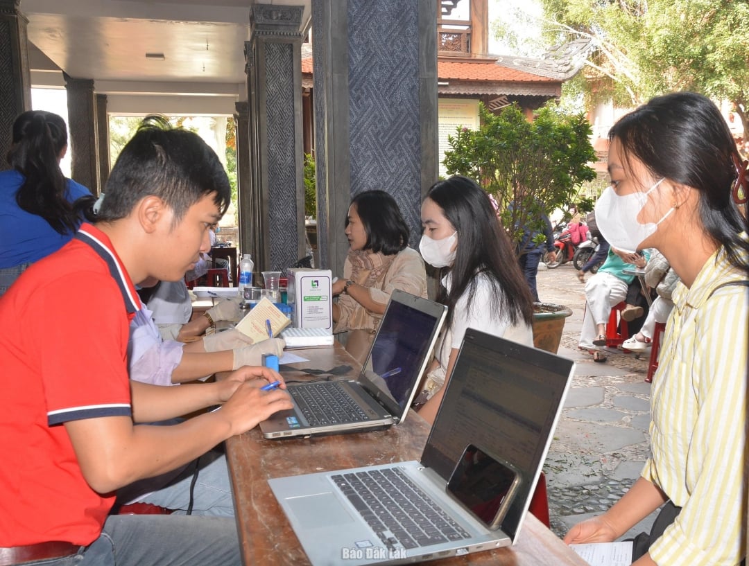 ພຸດທະສາສະນິກະຊົນ ສັກກະຖິນ ໄດ້ລົງທະບຽນບໍລິຈາກເລືອດດ້ວຍຄວາມສະໝັກໃຈໃນຄັ້ງນີ້.