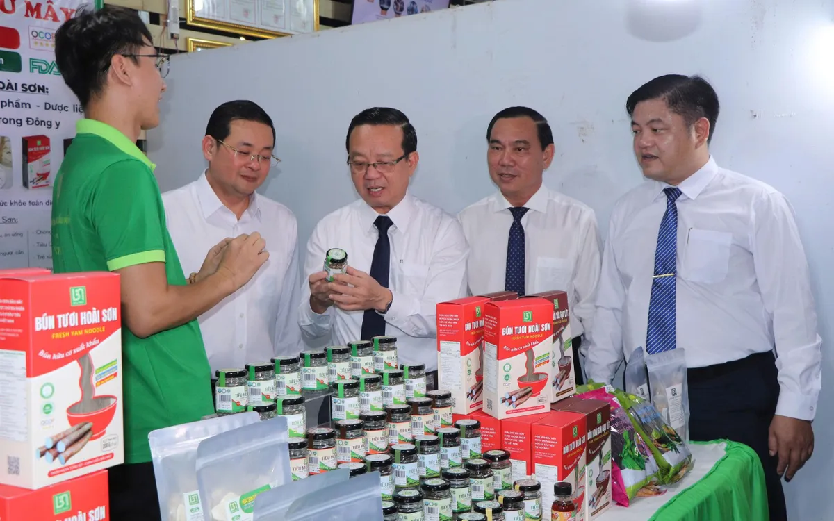 Ông Bùi Minh Thạnh, Phó Chủ tịch UBND Thành phố Hồ Chí Minh (giữa) tham quan gian hàng OCOP. Ảnh: TL.