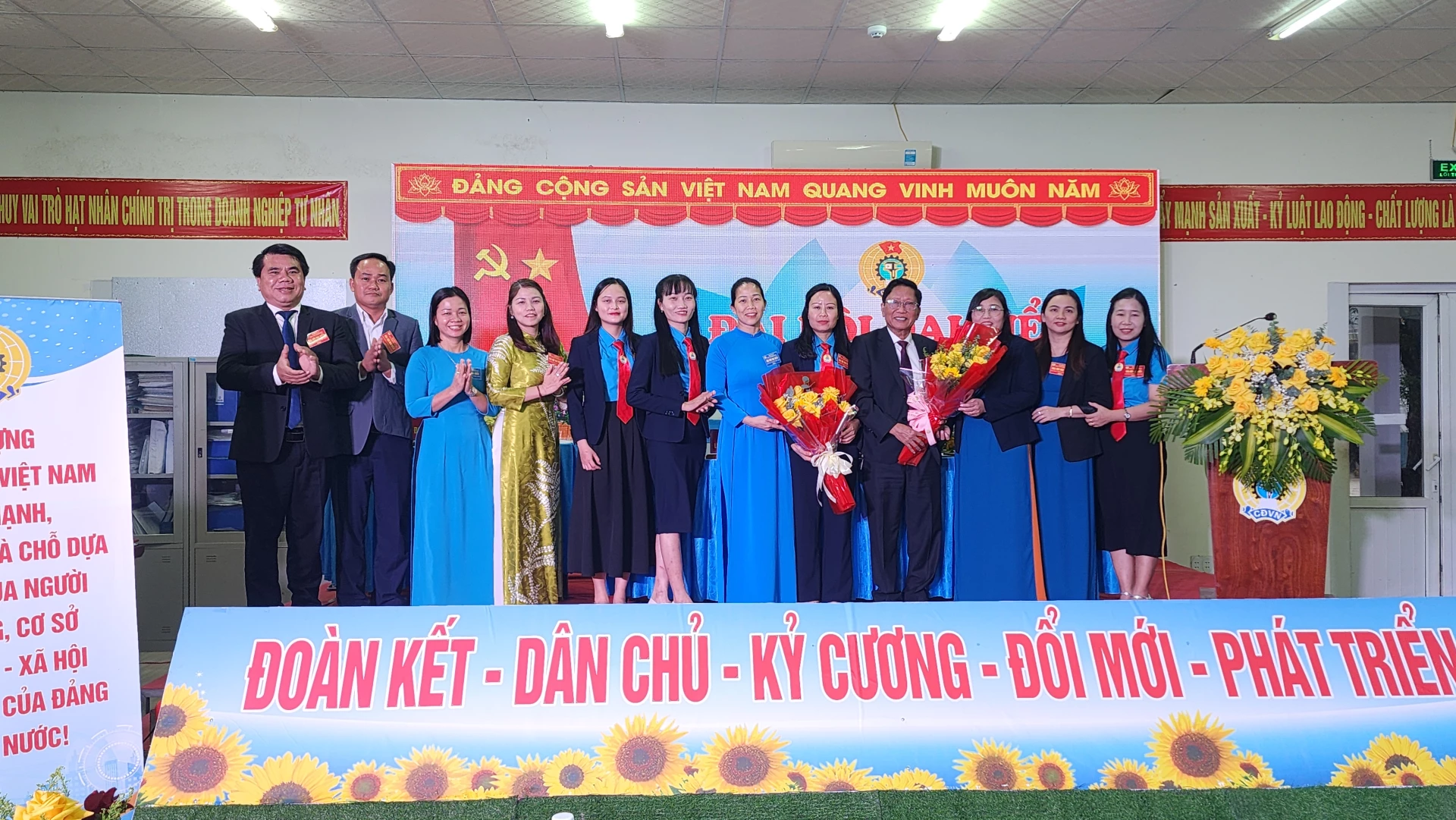 Các đại biểu tặng hoa chúc mừng BCH công đoàn công ty khóa mới- Ảnh: Tạ Hưng