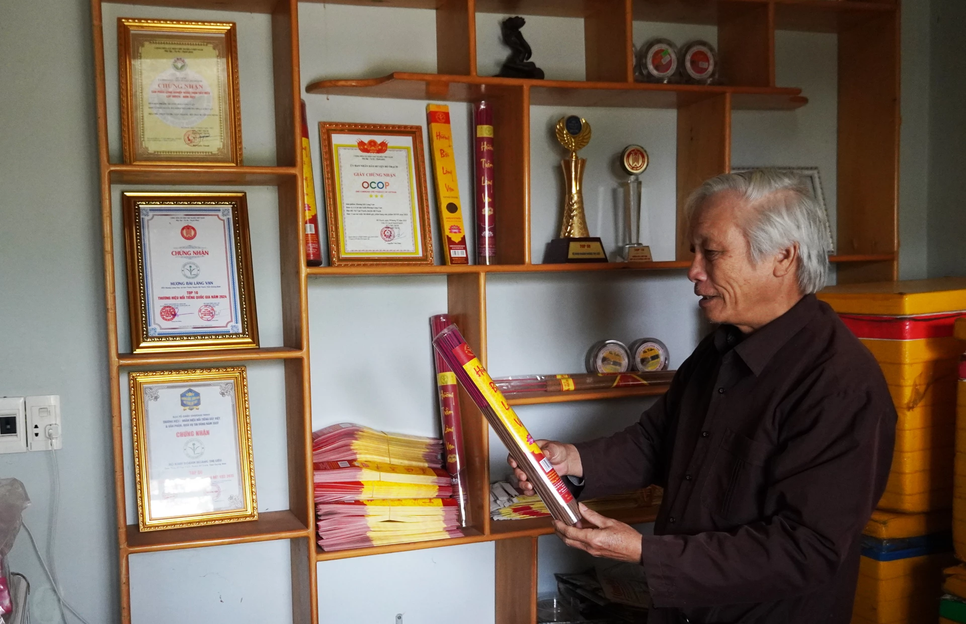 Dl. Nguyen Ngoc Quang prezintă produsele de tămâie ale Cooperativei de Producție de Tămâie Curată Lang Van - Foto: P.P.