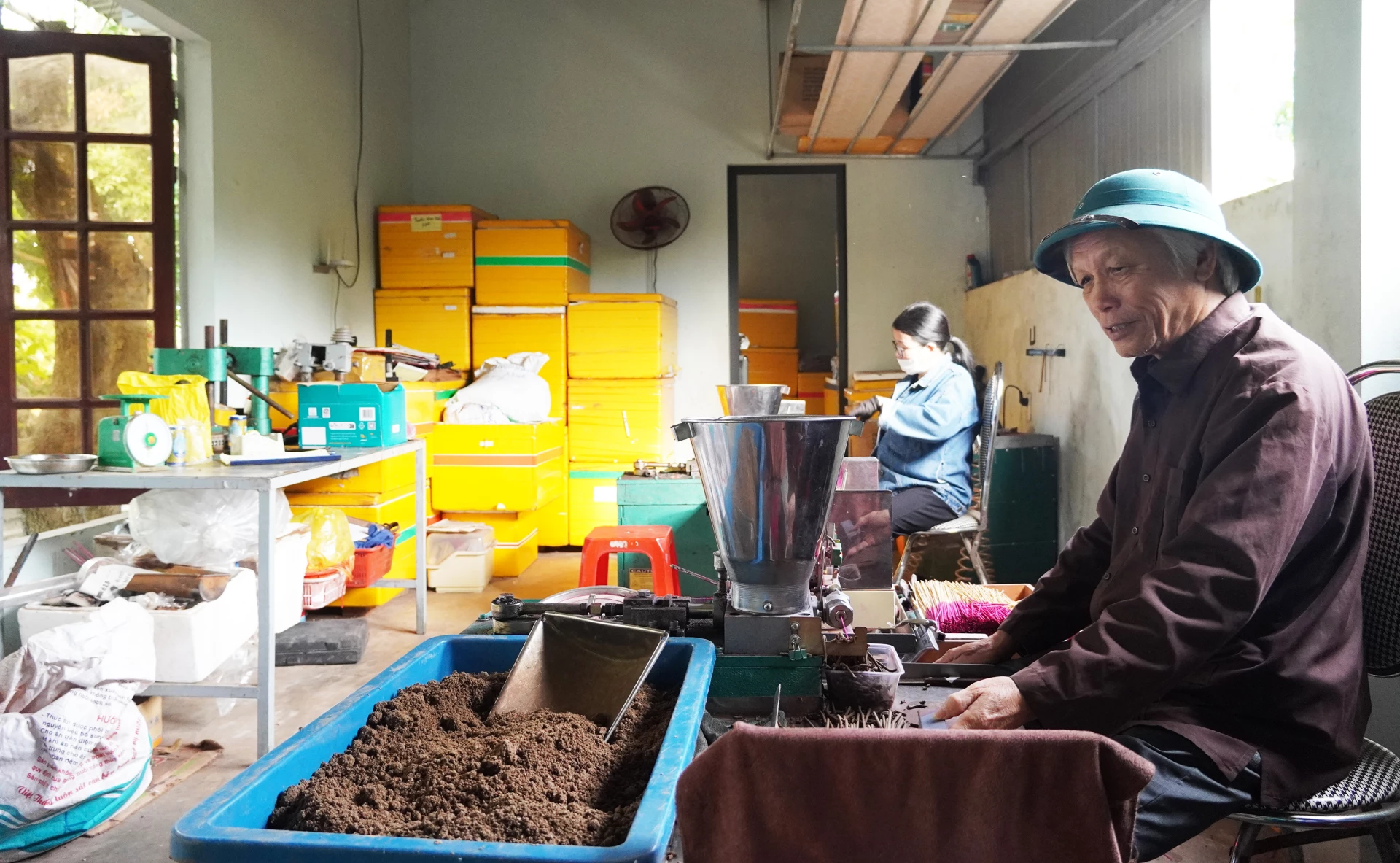 În fiecare zi, domnul Nguyen Ngoc Quang stă în continuare la mașina de producere a tămâiei, ca o pasiune care i-a intrat în sânge și carne - Foto: P.P