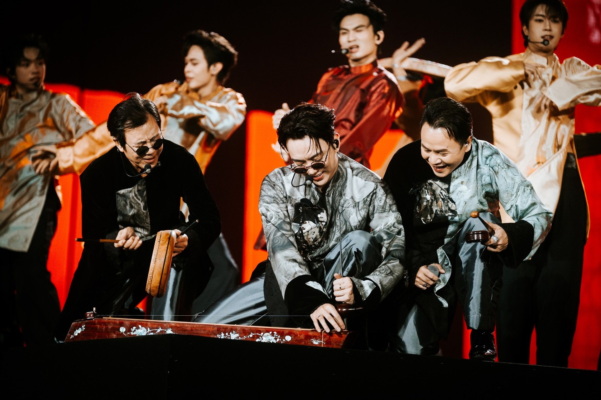 Soobin e seu pai levaram Xam cantando ao palco, admitindo emocionados que ele era despreocupado demais - 7