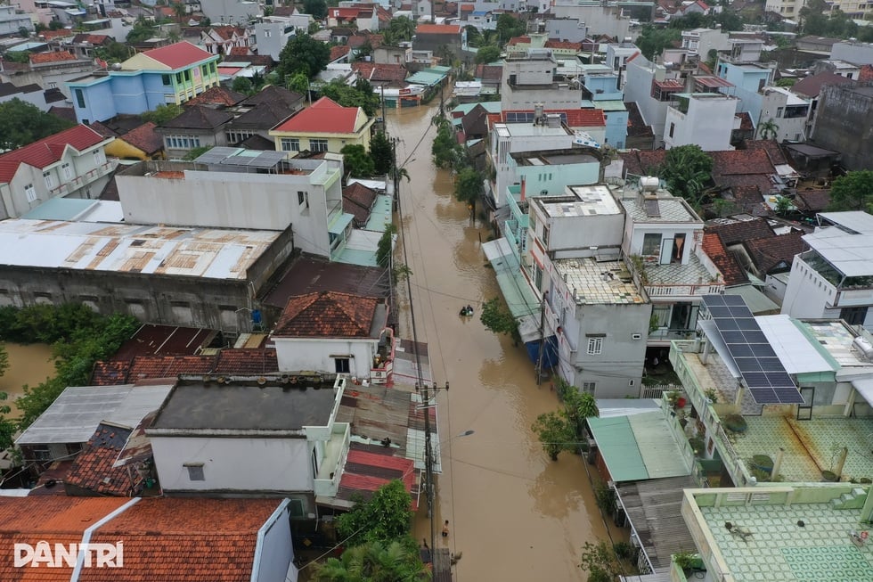 ໄພ​ນ້ຳ​ຖ້ວມ​ຄັ້ງ​ປະ​ຫວັດ​ສາດ​ລົບ​ລ້າງ​ປະ​ສົບ​ການ​ຢູ່​ລອດ​ຫລາຍ​ຢ່າງ​ຢູ່​ພາກ​ກາງ​ພາກ​ໃຕ້​ຫວຽດ​ນາມ - 8
