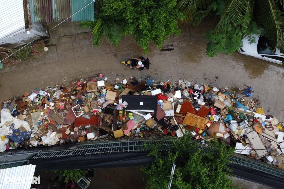 ໄພ​ນ້ຳ​ຖ້ວມ​ຄັ້ງ​ປະ​ຫວັດ​ສາດ​ລົບ​ລ້າງ​ປະ​ສົບ​ການ​ຢູ່​ລອດ​ຫລາຍ​ຢ່າງ​ຢູ່​ພາກ​ກາງ​ພາກ​ໃຕ້​ຫວຽດ​ນາມ - 9