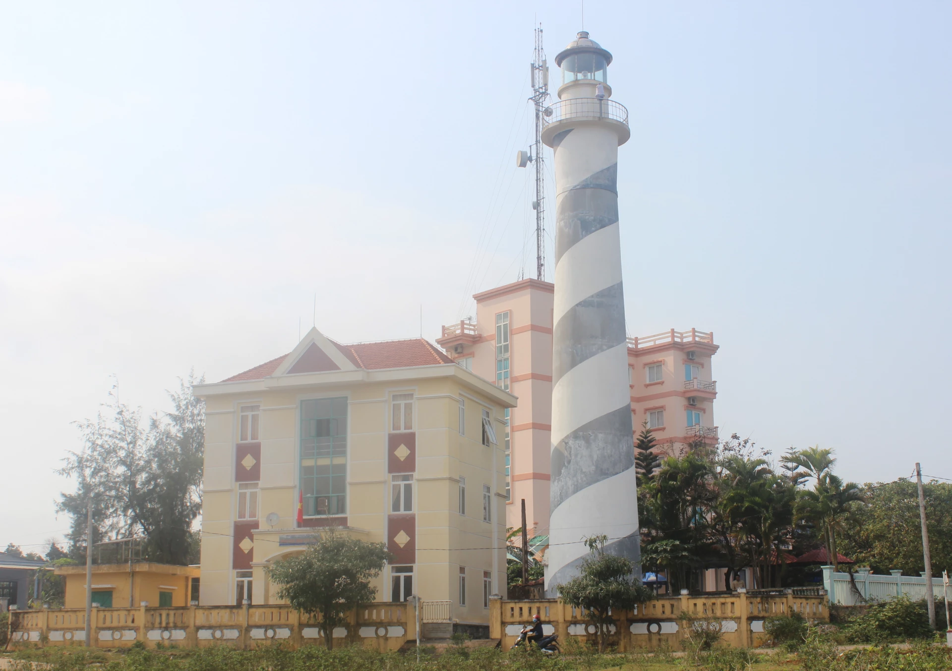 Müzisyen Hoang Hiep'in, Bay Phan Dinh Dong'un aile ayrılığının acısını anlattığı eski bir deniz feneri istasyonu olan Cua Tung Deniz Feneri İstasyonu - Fotoğraf: S.H