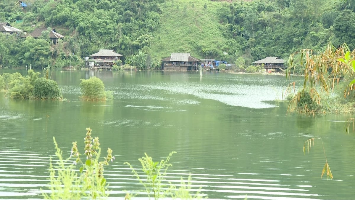Do ảnh hưởng cơn bão số 11, thôn Kim Vân, xã Văn Lang (Thái Nguyên) bị ngập sâu trong thời gian dài, nhiều nhà cửa bị nhấn chìm, hư hỏng. Ảnh: Ngọc Tú.